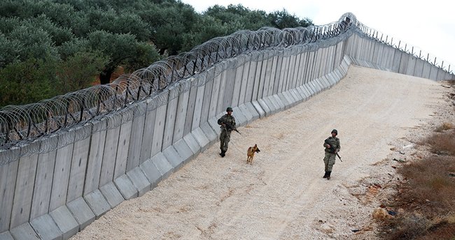 Türkiye'nin suriye tarafına ördüğü duvar  kaçak geçişlerin önüne büyük oranda geçti.